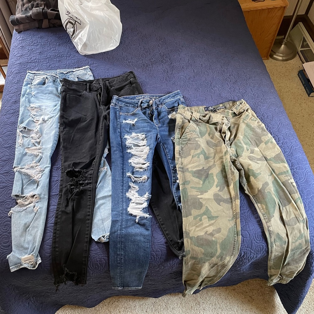 4 PAIRS American Eagle & Hollister Jeans